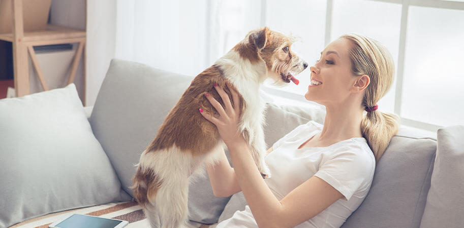 Frau mit einem Hund
